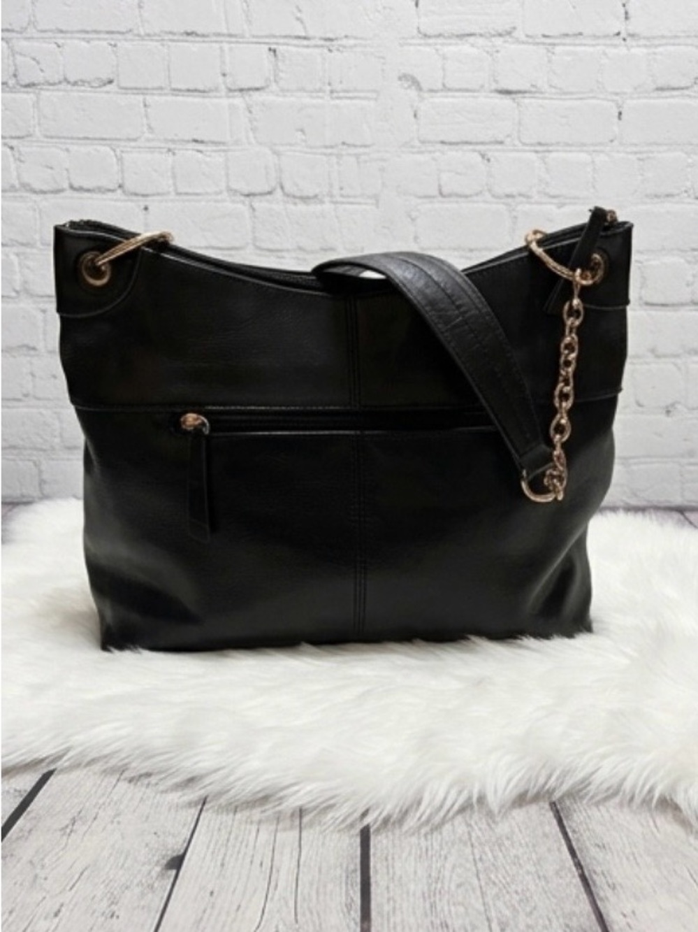 Tignanello Black Leather Shoulder Bag with Gold Chain Detail - Picture 5 of 7